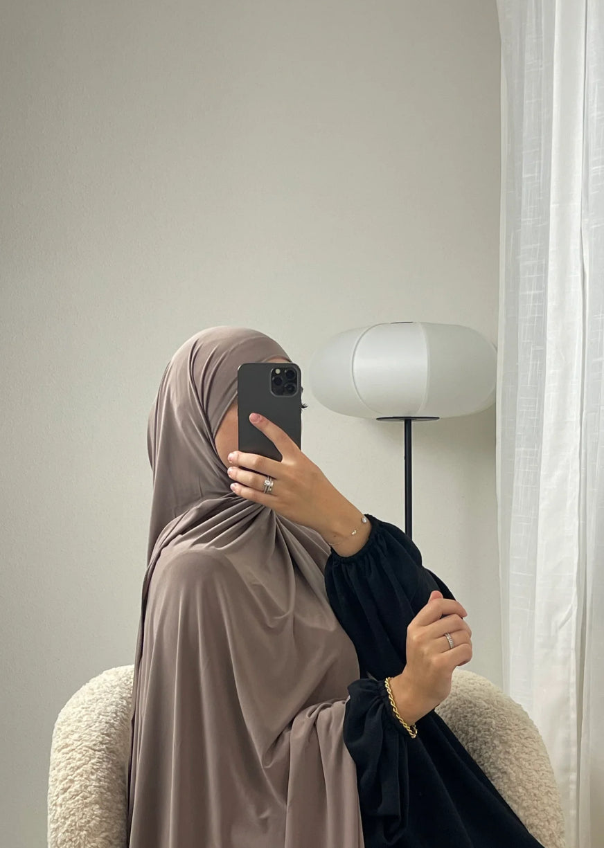 Khimar marrón topo – look elegante