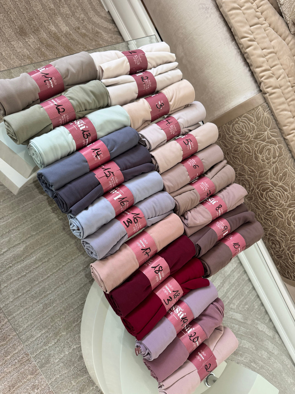 Khimars enrollados en pared – toda la gama de colores